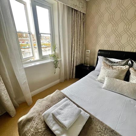 Majestic, Modern & Spacious Harbour-View Apartment With Parking Уитби Экстерьер фото