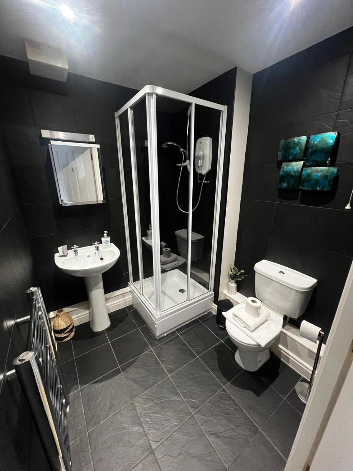 Majestic, Modern & Spacious Harbour-View Apartment With Parking Уитби Экстерьер фото