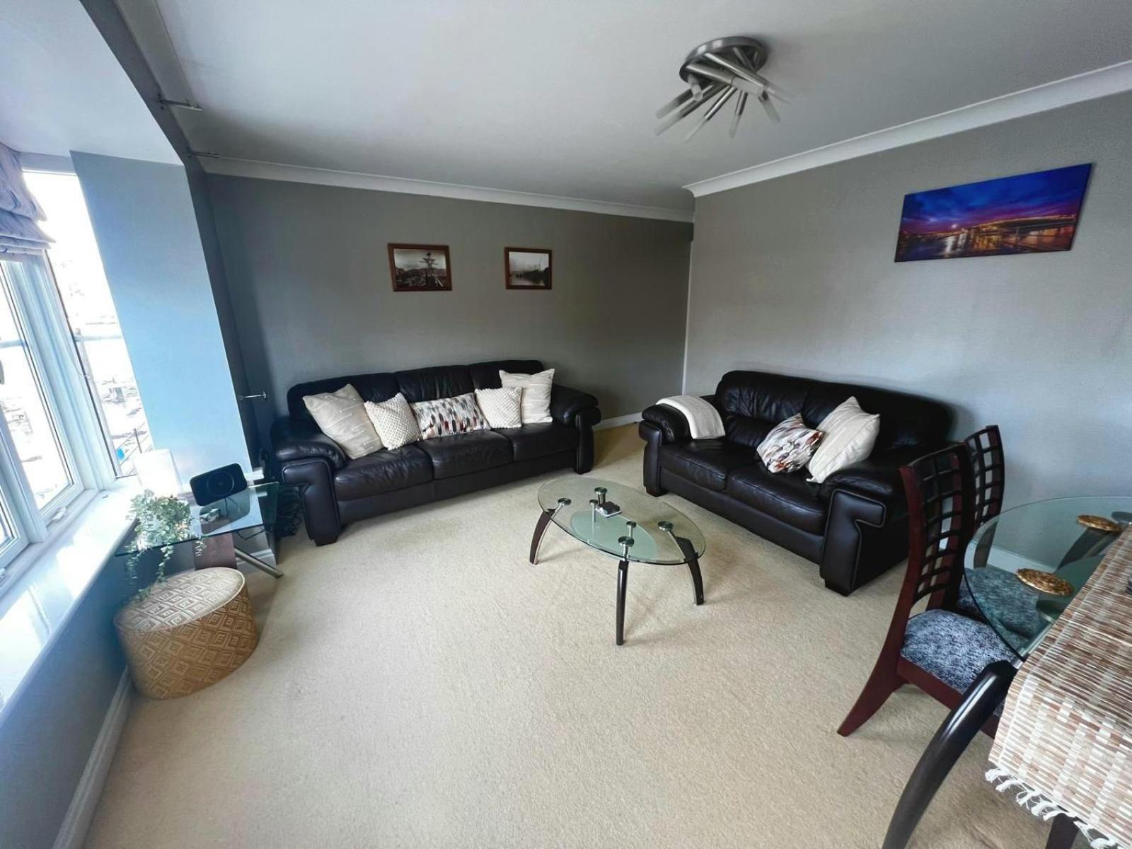 Majestic, Modern & Spacious Harbour-View Apartment With Parking Уитби Экстерьер фото