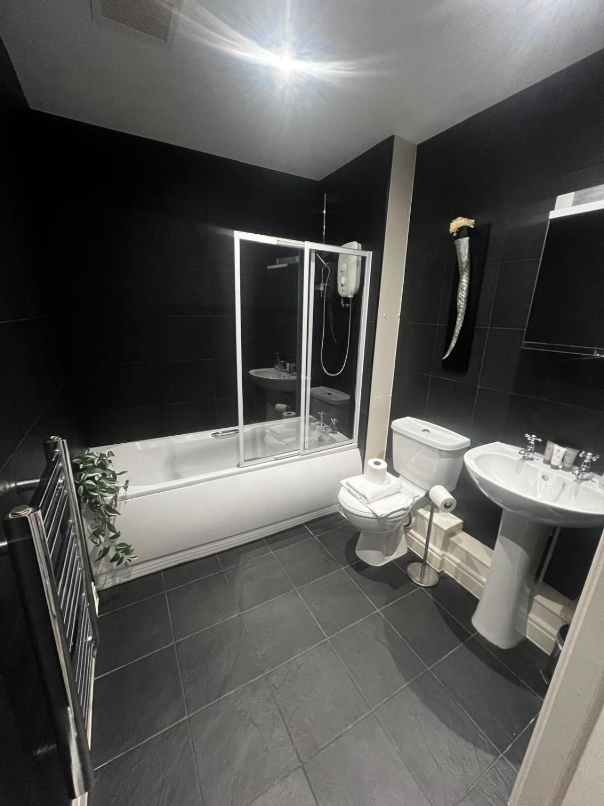 Majestic, Modern & Spacious Harbour-View Apartment With Parking Уитби Экстерьер фото