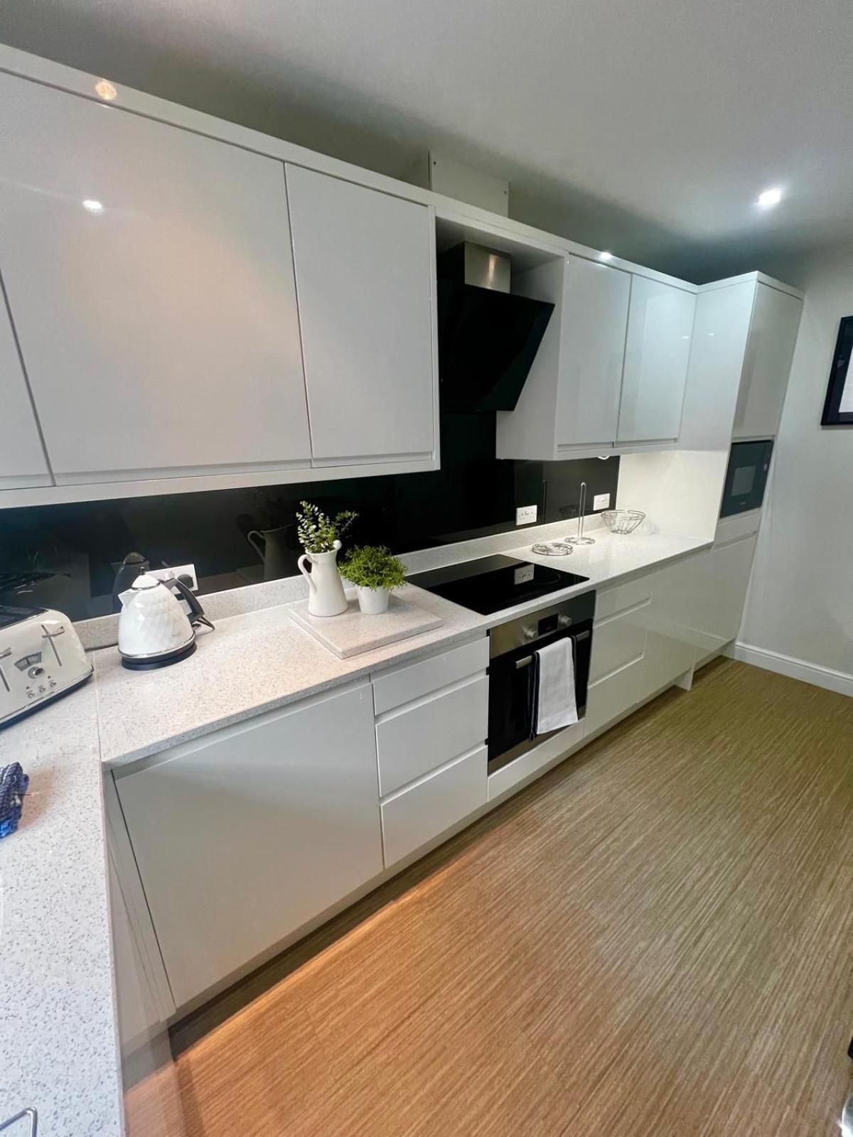 Majestic, Modern & Spacious Harbour-View Apartment With Parking Уитби Экстерьер фото